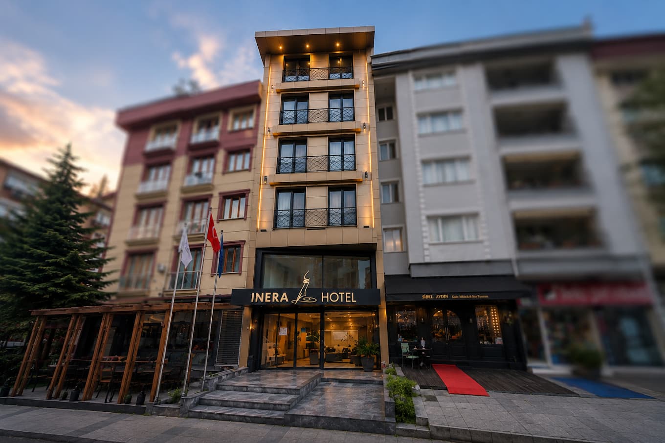 Inera Hotel dış cephesi ve ana girişi